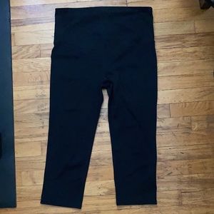 Gap Hi-Rise maternity 3/4 blackout leggings